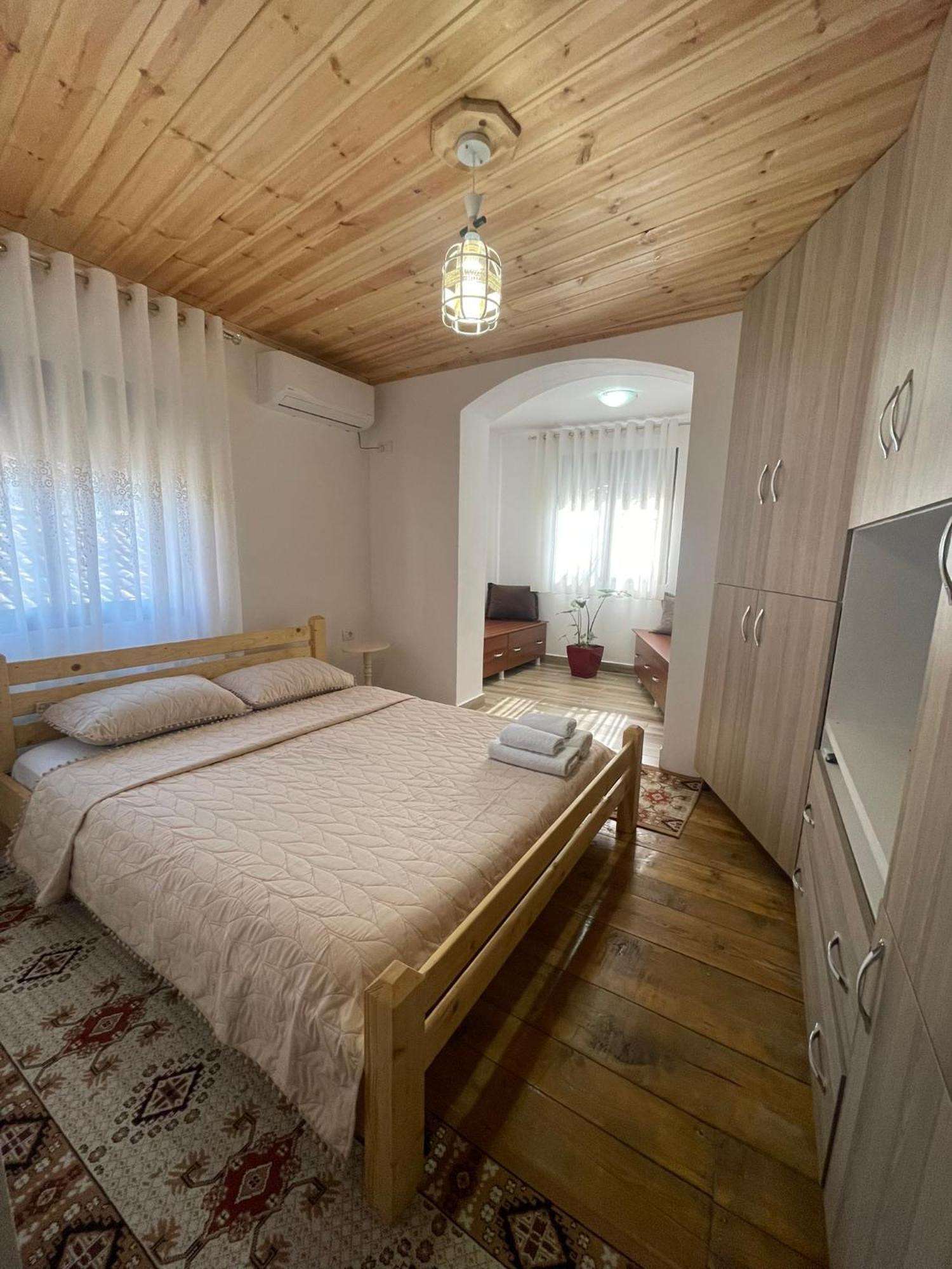 Guesthouse Kroi City Center Μπεράτ Εξωτερικό φωτογραφία