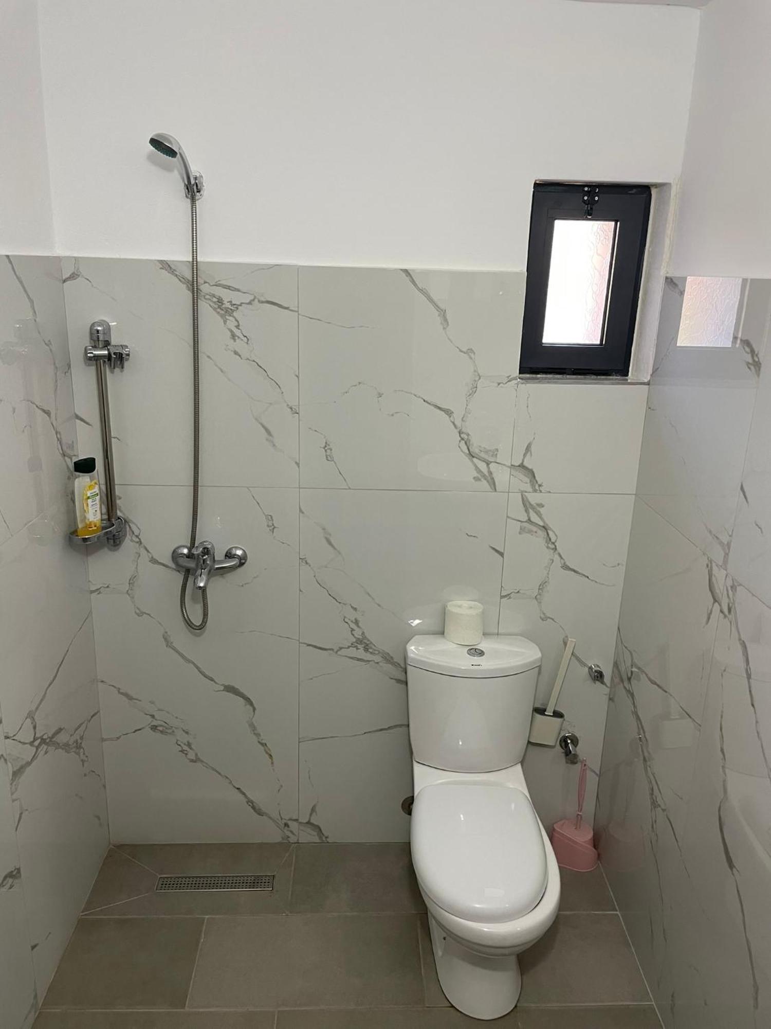 Guesthouse Kroi City Center Μπεράτ Εξωτερικό φωτογραφία